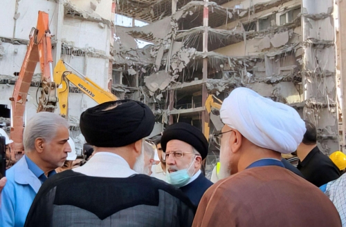 في اعقاب انهيار مبنى أدى إلى احتجاجات طالبت بإسقاط النظام.. خامنئي: "الأعداء" يتآمرون لإثارة اضطرابات لتغيير الحكم في إيران
